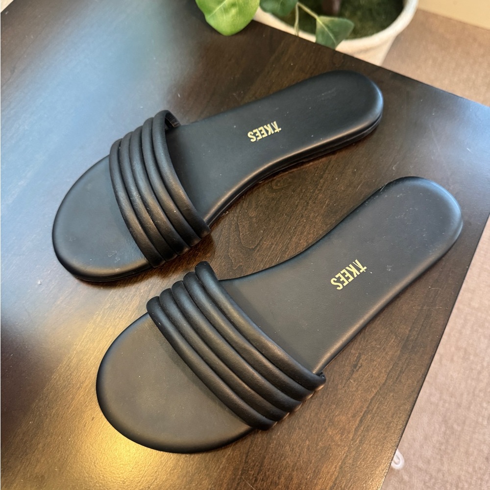 TKEES Black Ribbed Single‑Strap Slides - Picture 2 of 4